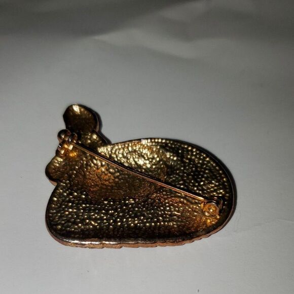 A Red Hat Society Brooch Pin Gold Tone Metal Red Enamel Feather Vintage - Picture 8 of 8